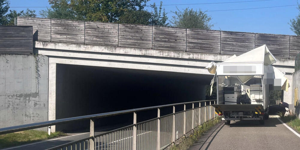 Am Dienstag blieb ein Lastwagen an der Wildtierüberführung in Birmenstorf AG hängen. Das Bild wurde von der Polizei bearbeitet.