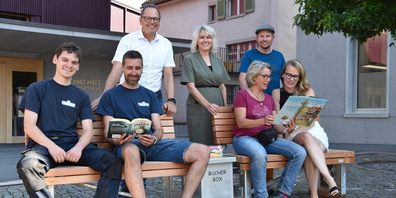 Realisiert, getestet und für gut befunden: Die Vertreterinnen und Vertreter der Trägerschaften und beteiligte Büezer machenes sich auf dem Rathausplatz-Bänkli gemütlich (von links: Raphael Ackermann, Ruedi Willi (beide Willi Metallbau), Bruno Good (KG), Fabienne Grünenfelder («Büecher-Huus»), Rebecca Kalberer, Raphael Vils (beide OG) und Gemeinderätin Martina Kohler.