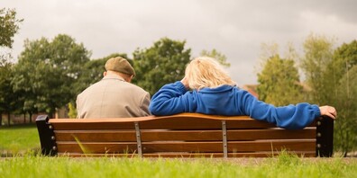 Eine Sitzbank kann mit entscheiden, ob sich Seniorinnen und Senioren zum «alten Eisen» gehörend oder als integrierter Teil der Gesellschaft fühlen. Ist die Sitzfläche zu niedrig angebracht, so können sich ältere Menschen nur mit grosser Mühe erheben. 