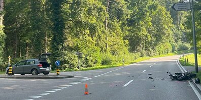 Die Motorradfahrerin wurde schwer mit mittelschwer verletzt.