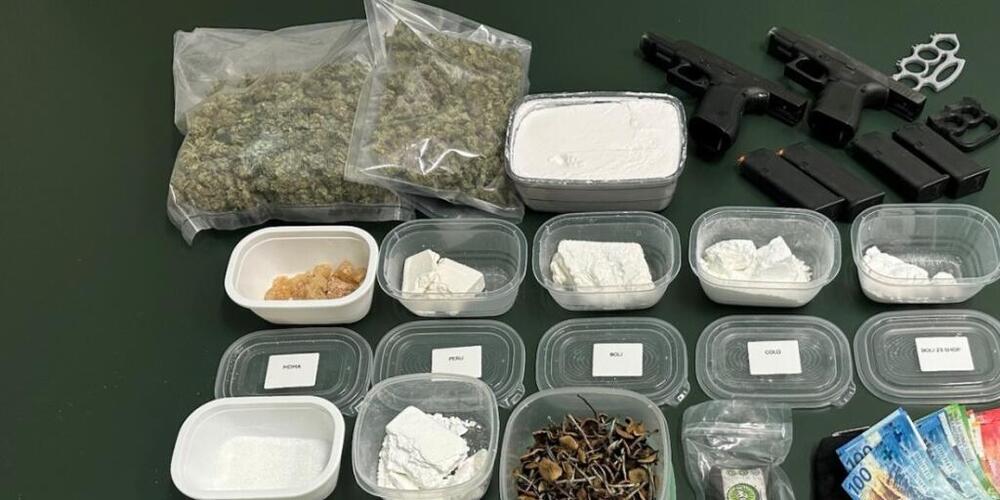 Bei einer Hausdurchsuchung stellte die Stadtpolizei Winterthur am Dienstag grössere Mengen verschiedener Drogen sowie Waffen und Bargeld sicher.