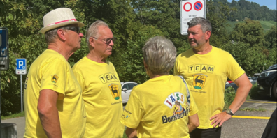 Roland Ruckstuhl mit Eglisauer Fans vor der Reise nach Oberwil/BL