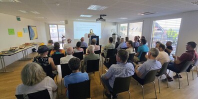 Es lebe "impul-z"! Seraina Bär konnte Vertreterinnen und Vertreter von 18 Vereinen im Saal des Clientis Beratungszentrum Uzwil zum Re-Start begrüssen. Auch Oberuzwils Gemeindepräsident Andreas Eisenring war mit dabei.