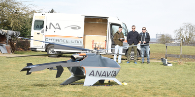 Jon Andri Jörg (Mitte) mit Daniel Krättli (rechts) und Ben Vogg mit dem unbemannten Helikopter.