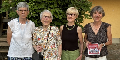 Rosmarie Seiler und Elsbeth Vock (1. und 3. v.l.) als Co-Präsidentinnen des Vereins mitenand läbe freuen sich mit Bernadette Erni und der Autorin des Buches, Jacqueline Keller (rechts).