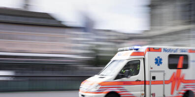 Ein 76-jähriger Velofahrer wurde am Freitag nach einem Unfall in Rüti ZH schwer verletzt ins Spital gebracht. (Symbolbild)