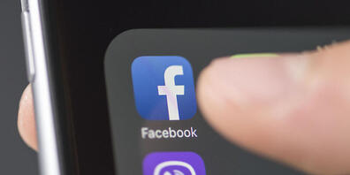 Facebook, Instagram, Twitter und Co: Die sozialen Menschen ziehen viele Menschen in ihren Bann. Wieso gerade das Streben "Likes" zwanghaft werden kann, erläutern Forschende anhand von psychologischen Konzepten, Beobachtungen und Online-Experimente...
