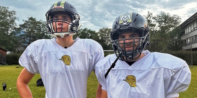 Verteidiger Robin Bisig (l.) und Stürmer Gian-Marco Wetter von den Lakers beim American Football mit den AFC Glarus Orks.