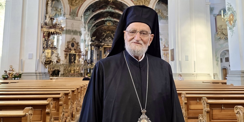Mit 93 Jahren reist er unermüdlich um die Welt – nicht für sich, sondern für die bedrohten Christen in Syrien