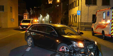 Der Autofahrer übersah den Töfffahrer, woraufhin Letzterer stürzte und sich verletzte.