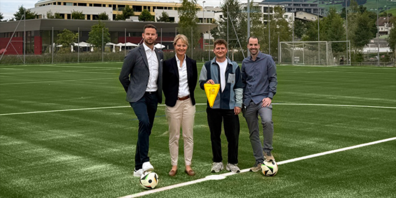 Gemeinderätin Sonja Böni und Gemeindeschreiber Thomas Bollmann durften den neuen Rasen dem FC Wollerau als Hauptnutzer übergeben 