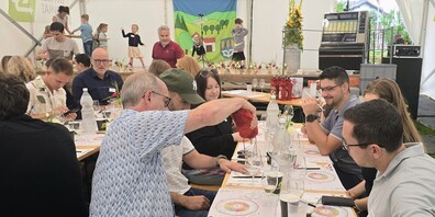 Die Erwachsenen probierten unter der Leitung von Weinexperte Alex Kronenberg verschiedene Weine, während die Kinder auf der Bühne mit Clownin Geronima Fröhlich spielten.