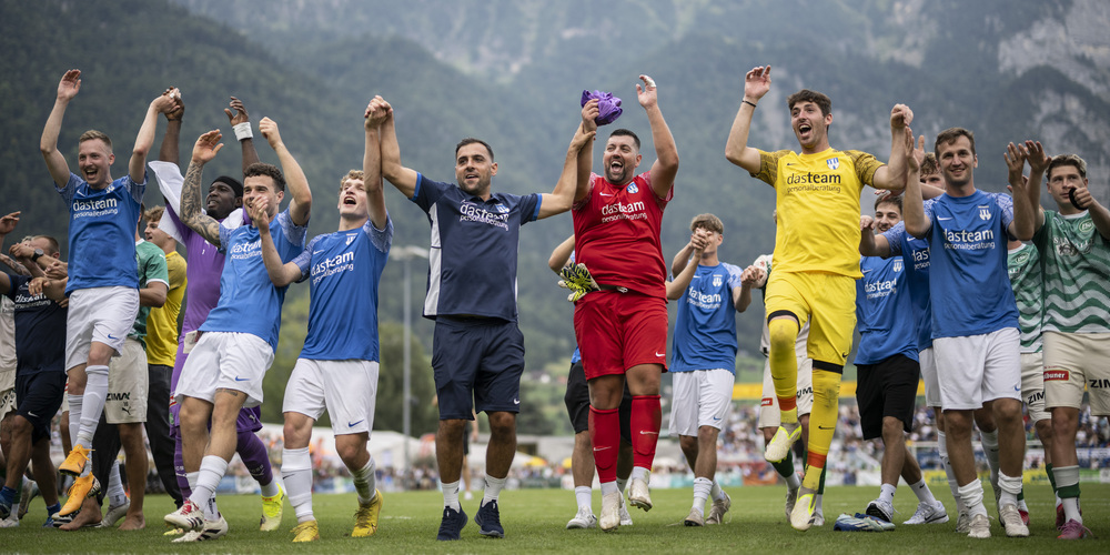 Jahrhundertspiel: Trotz der 0:13-Niederlage lassen sich die Spieler des FCW feiern.