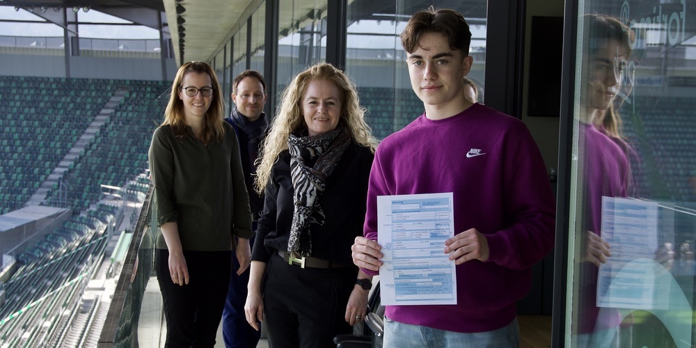 Der Lehrvertrag wurde  standesgemäss im Kybunpark unterfertigt. v.l. Desirée Bartl, Alexander Bartl, Petra Schlegel-Baumgartner (Mutter von Adrian) und Adrian Fernandez (Bild: Manuela Hartmann)