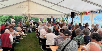 Gemeindepräsident Rainer Odermatt begrüsst die Gäste zur besonderen 1.-August-Feier auf dem Gut Rosenberg.