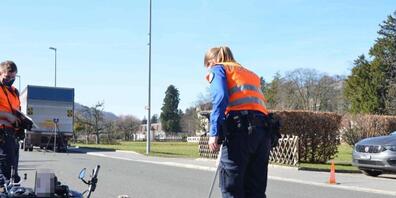 Schwer verletzt bei einer Streifkollision mit einem Sattelschlepper hat sich am Samstag in St. Gallen ein Motorradfahrer.