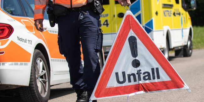Die Polizei- und Rettungskräfte sichern die Unfallstelle. (Symbolbild)