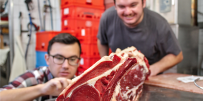 Simon (links) und Raphael Büchel setzen auf Ferdinand Beef. Dabei steht die Qualität, die Regionalität und das Erlebnis im Mittelpunkt 