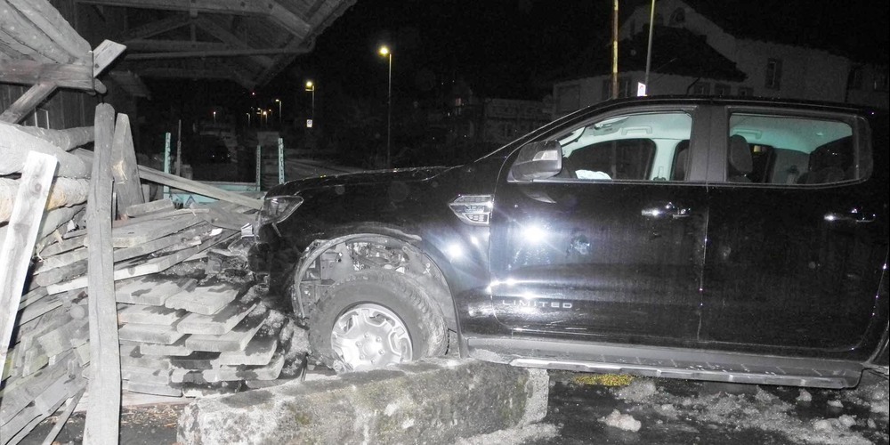 Der stark angetrunkene Lenker kollidierte mit einem Holzstapel an der Bahnhofstrasse in Reichenburg
