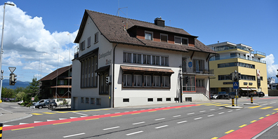 Der markante und bekannte Landgasthof «Rose» mitten in Altendorf wird abgerissen. Das «Chalet Martin» links wird in den Neubau miteinbezogen. Der «Schweizerhof», rechts zu erkennen, bleibt wie der Parkplatz, der Spar und die Durchfahrt bestehen. 