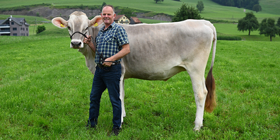 Fredi Diethelm mit Rind Weldy, einem der Lebendpreise am ESAF in Mollis.