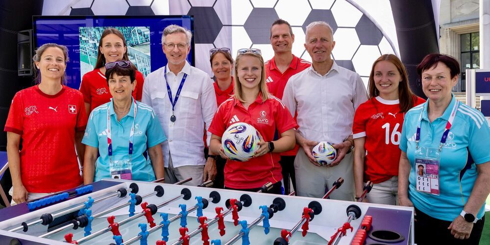 Céline Bradke (Mitte) und das St.Galler Team