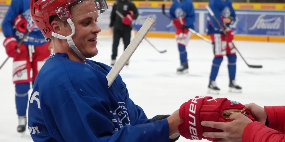 Einer der Lakers-Neuzugänge im Training ist Verteidiger Julius Honka, der vom HC Davos kam und für die Dallas Stars 87-mal in der NHL auflief.