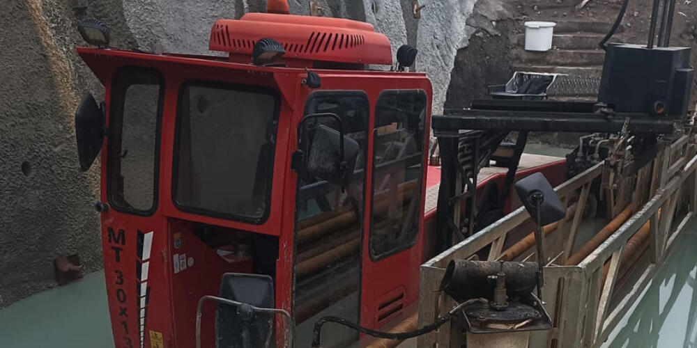 Weil die Entwässerungsanlage nicht mehr lief, wurde die Baugrube mit der darin stehenden Baumaschine überschwemmt.