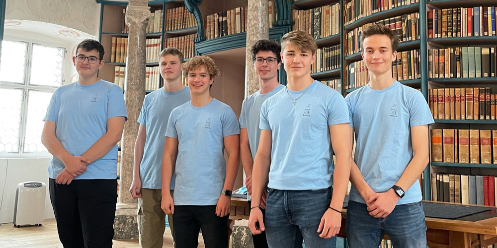 Die Jungunternehmer von Level Up Bubble-Cup: (v. l.) Ledion Dakaj, Alex Mantel, Cyrill Sidler, Marc Füchslin, Florian Hengartner und Noah Camenzind in der Bibliothek des Klosters Einsiedeln.