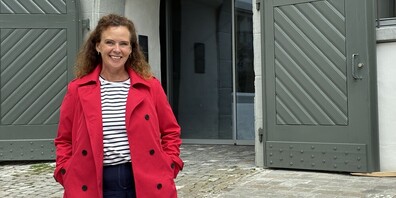 Ok-Präsidentin Florence Leonetti auf der Treppe vor dem Hof zu Wil. An diesem Ort steht schon bald die Bühne für Chor und Orchester.