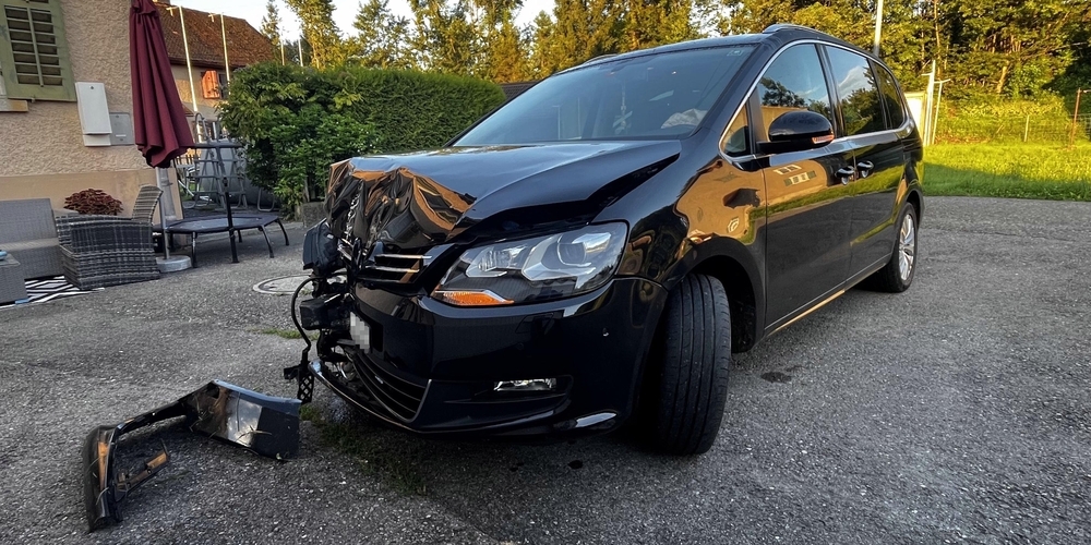 Beim Unfall entstand am Auto und an der Hauswand Sachschaden von mehreren tausend Franken. Der Lenker musste eine Blut- und Urinprobe abgeben.