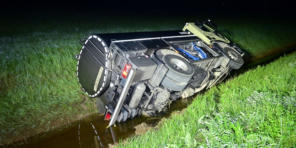 Aus unbekannten Gründen kam der Lastwagen von der geraden Fahrbahn ab, befuhr eine Böschung und kippte schliesslich ins Bachbett.