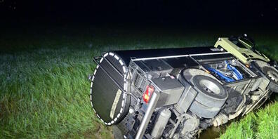Der Milchtank-Lastwagen kippte zur Seite.