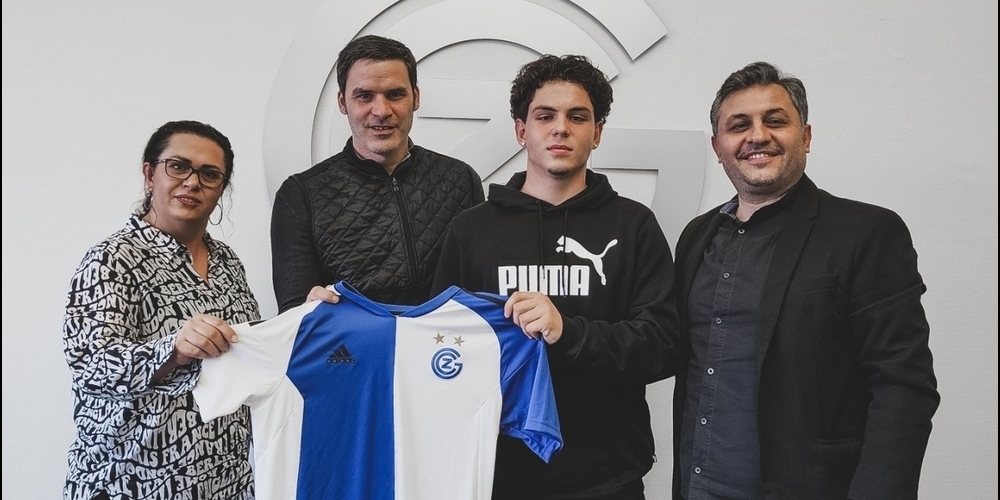 Ein Bild aus anderen Zeiten: Tugra Turhan nach der Unterschrift seines ersten Profivertrags mit dem damaligen Sportchef Bernt Haas und seinen Eltern.