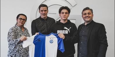 Ein Bild aus anderen Zeiten: Tugra Turhan nach der Unterschrift seines ersten Profivertrags mit dem damaligen Sportchef Bernt Haas und seinen Eltern.