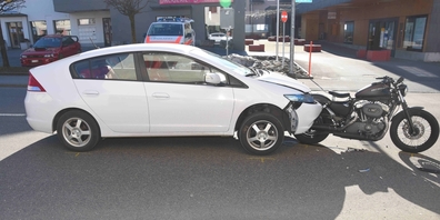 Durch den Aufprall blieb das Heck des Motorrades in der Front des Autos stecken.