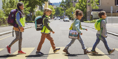 Sicher zur Schule: Die nationale TCS-Kampagne «Luege, brämse, halte» sensibilisiert Fahrzeuglenkende und ruft zur Rücksicht auf.