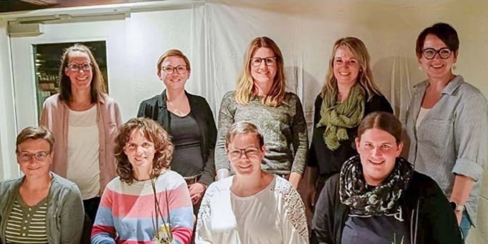 Abtretender Vorstand (unten, v.l.):  Andrea Egli (Aktuarin), Brigitte Baumann, (Jugivertretung), Petra Arnold (Präsidentin), Jasmin Eberhard (Kassierin) und Claudia  Beier (Beisitz, fehlt auf dem Foto). Neuer Vorstand (oben, v.l.): Claudia Bruhin (Aktuarin), Julia Herzog (Kassierin), Nadine Gisler (Präsidentin), Ramona Brunner (Beisitz), Martina Steiner (Leiterinnenvertretung bisher) und Brigitte Baumann (Jugivertretung bisher).