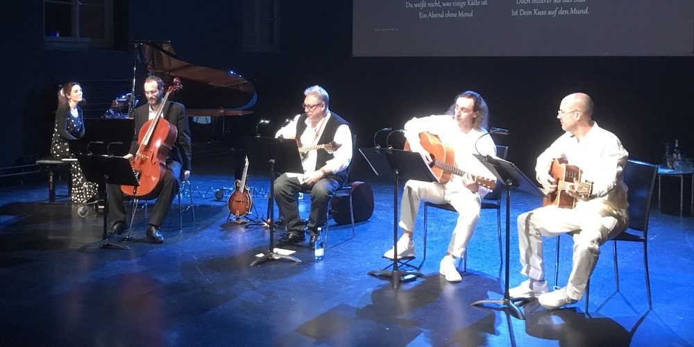 «Tragoudi» sind Jennifer Ribeiro Rudin (Gesang, Klavier), Adrian Müller (Cello), Rico Punzi (Bouzouki), Henri Fleury (Gesang, Gitarre) und Mattias Müller-Arpagaus (Gesang) 