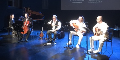 «Tragoudi» sind Jennifer Ribeiro Rudin (Gesang, Klavier), Adrian Müller (Cello), Rico Punzi (Bouzouki), Henri Fleury (Gesang, Gitarre) und Mattias Müller-Arpagaus (Gesang) 