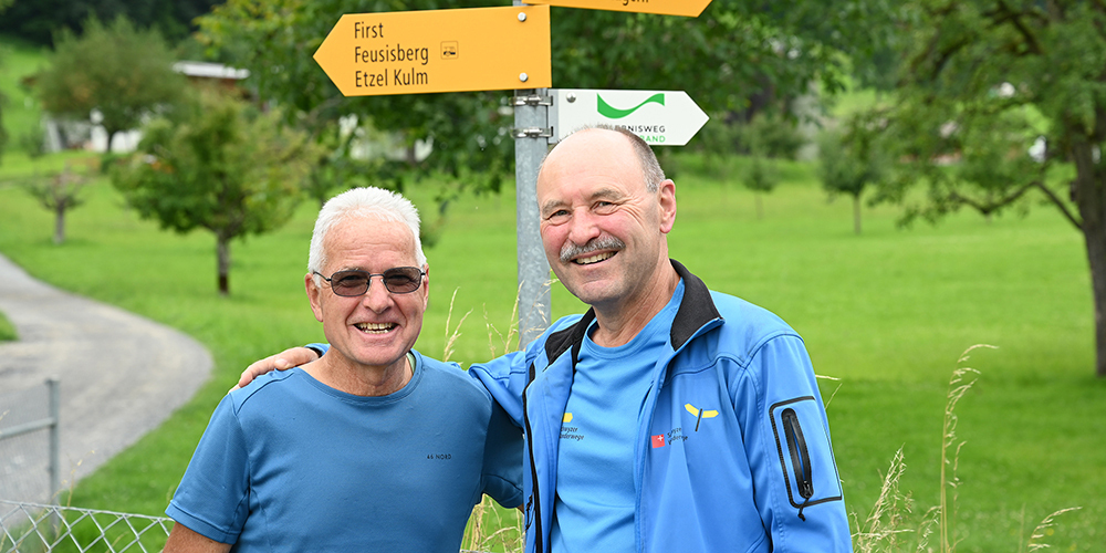 Ortsleiter Schwyzer Wanderwege «Innerthal Ost» Fredy Zimmermann (rechts) und der freiwillige Wegebauer Res Küng, beide pensioniert.