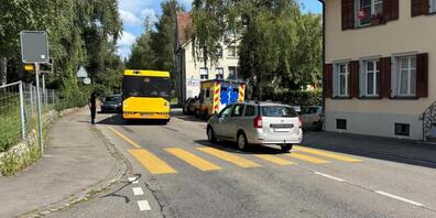 Ein 75-jähriger Lenker übersah eine Passantin, die gerade den Fussgängerstreifen überqueren wollte. Sie musste ins Spital gebracht werden.