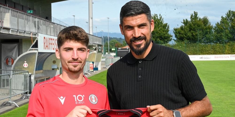 FCRJ-Sportchef Alessandro Ciarrocchi (r.) sieht im neu verpflichteten 25-jährigen Mittelfeldakteur Lorik Emini einen «Spieler mit Leader-Qualitäten».