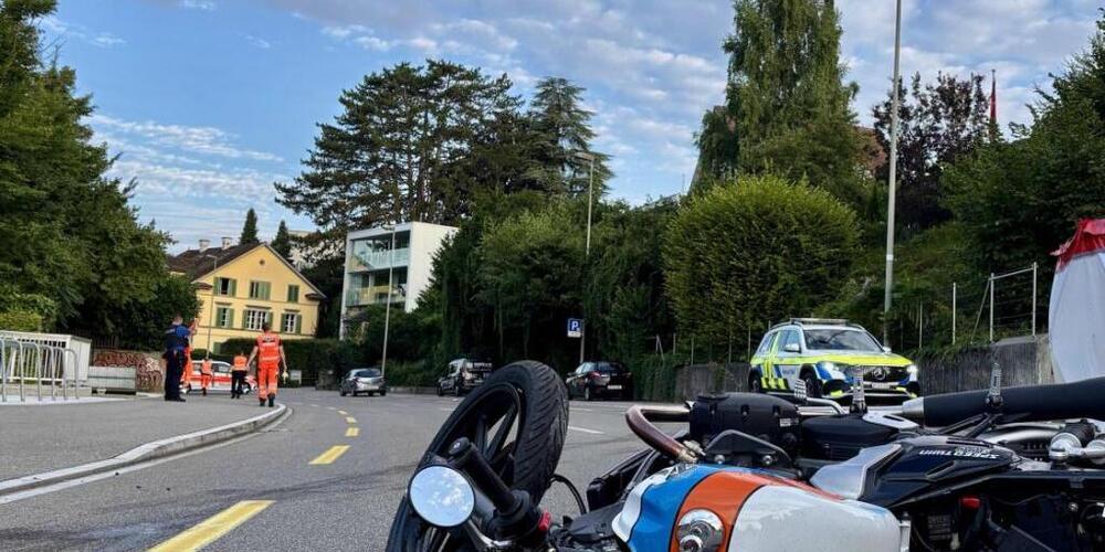 Ein 46-jähriger Töfffahrer geriet in Meilen auf die Gegenfahrbahn und kollidierte mit einer Mauer. Der Mann starb noch auf der Unfallstelle.