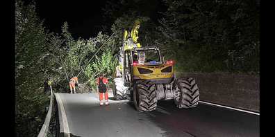 Wegen Sicherungs- und Aufräumarbeiten bleibt die Strasse bis auf Weiteres blockiert.