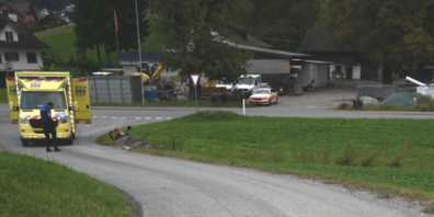 Der Velofahrer stürzte in den angrenzenden Bach.