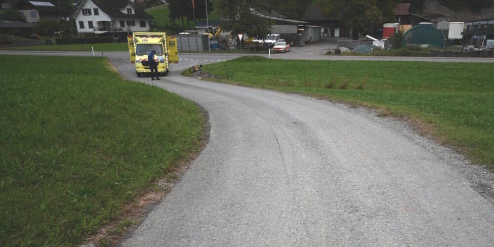 Bei Eschenbach SG stürzte ein junger Velofahrer in einen Bach. Er wurde von der Rega ins Spital gebracht.