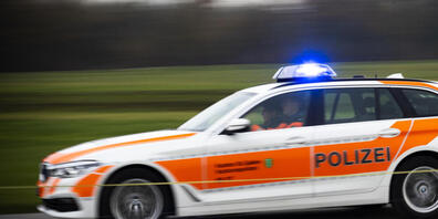 Auf der Autobahn A 13 bei Salez SG ist am Samstag eine 27-jährige Frau mit ihrem Auto verunfallt. (Archivbild)