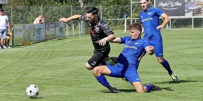 Sven Städlers (rechts) Treffer sichert Aufsteiger FC Rüthi den zweiten Saisonsieg. (Archivbild)