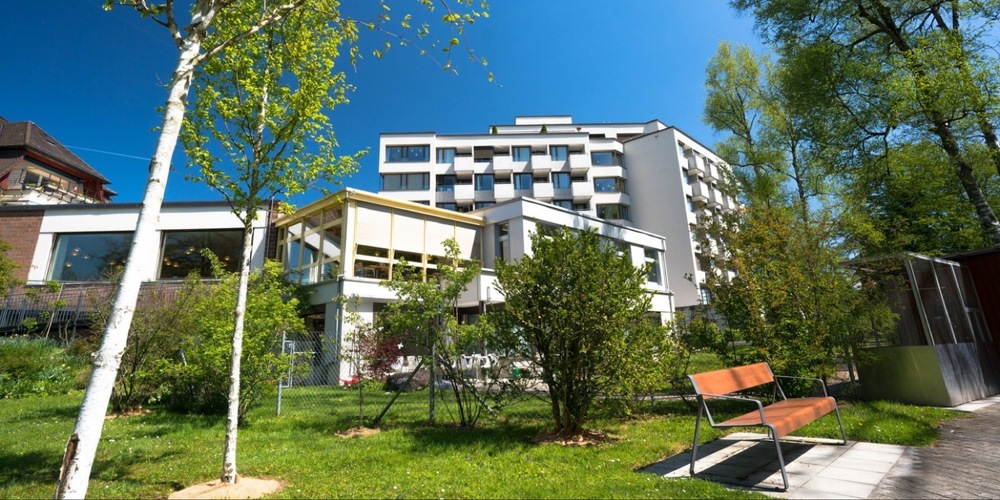 Mit 1,8 Mio. Franken Defizit in finanzieller Schieflage: Das Pflegezentrum Wildbach in Wetzikon. 23 Postulanten fordern Massnahmen. (Archivbild)